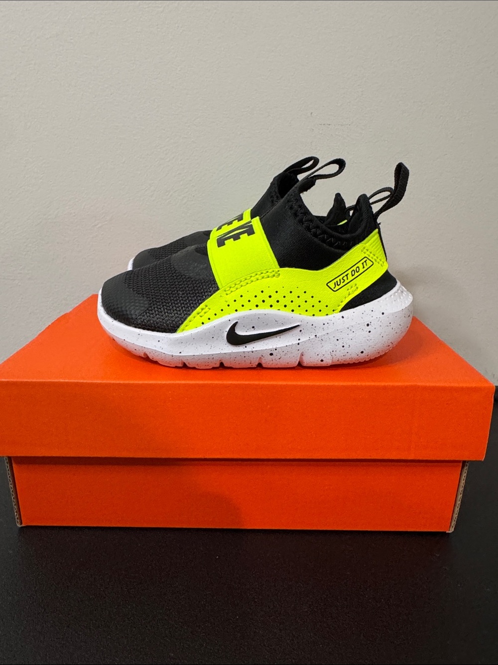 Nike Flex Runner Slip-On Sneakers Black Volt White Baby/Toddler Size 5C New NIB